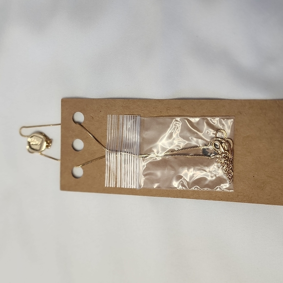 Arrow Necklace - Picture 3 of 3